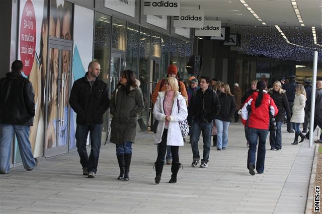 První outlet v esku nalákal ve tvrtek dopoledne jen hrstku zákazník.