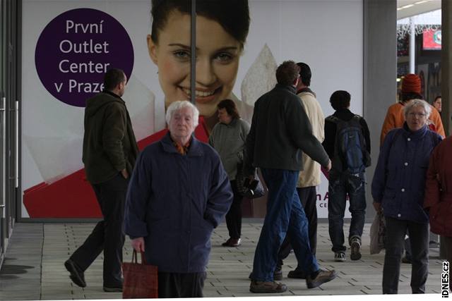 První outlet v esku nalákal ve tvrtek dopoledne jen hrstku zákazník.