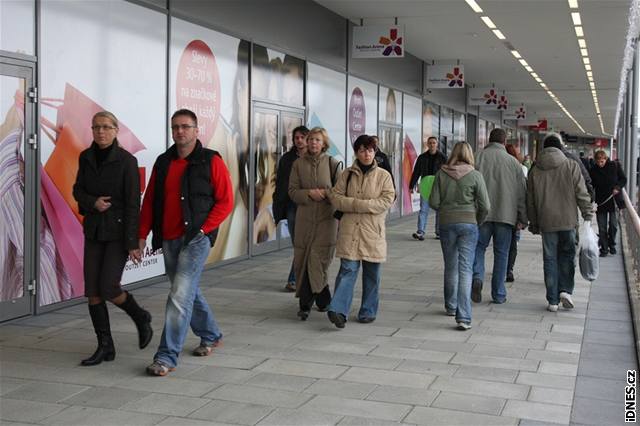 První outlet v esku nalákal ve tvrtek dopoledne jen hrstku zákazník.