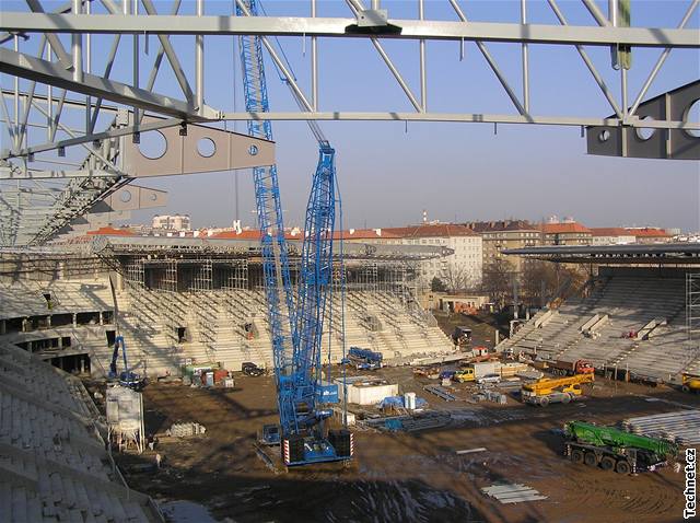 Severovýchodní roh stadionu bude dokonen po montái ocelové konstrukce stechy