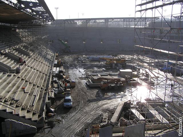 Leení nad severní tribunou, vlevo východní a vzadu jiní tribuna