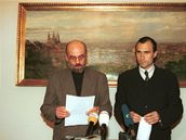 Poslanci ODS Jan Ruml a Ivan Pilip vyzvali premiéra Václava Klause k odstoupení, listopad 1997