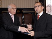 Václav Klaus pedává Danovi Maternovi cenu za vítzství v Czech Press Photo