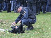 Policista kontroluje ve Vysoanech zabavené zbran neonacist