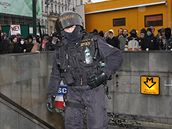 Policista vychází z metra na námstí Republiky, kde dolo k potyce anarchist s neonacisty