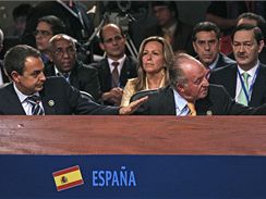 panlsk premir Zapatero a krl Juan Carlos (vpravo) na summitu v chilskm Santiagu