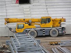 Jeb Liebherr, kter montuje konstrukci ctechy na zemi