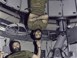 Astronauti Carr (dole) a Pogue v horním patře orbitální dílny
