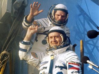 Kosmonaut Vladimír Remek V popředí) a Alexej Gubarev nastupují do kosmické lodi