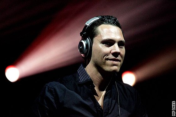 DJ Tiësto popel své údajné úmrtí pi autonehod.