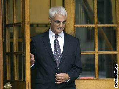 Ministr financí Alistair Darling.