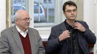 Právní zástupce spolenosti Student Agency Stanislav Polák (vpravo) a europoslanec Josef Zieleniec u soudu. (28. listopadu 2007)