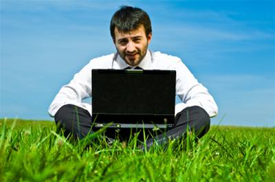 Muž s laptopem