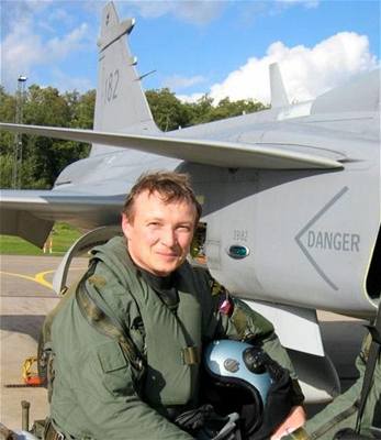 Mikulenka studoval pilotování na vojenské letecké kole v Koicích