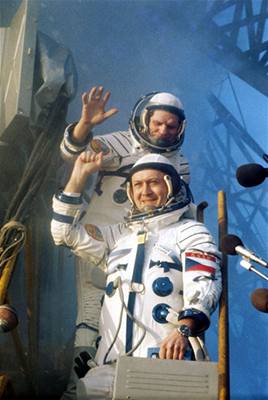 Kosmonauti Vladimír Remek (v popedí) a Alexej Gubarev nastupují do kosmické lodi.