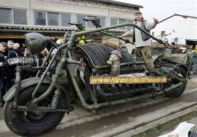 Tilo Niebel z východonmecké vesnice Zilly si vlastnorun sestavil obrovský motocykl, který je pohánn motorem ze starého ruského tanku T55.