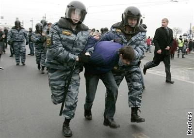 Bhem zatýkání policie zbila asi tucet protestujících