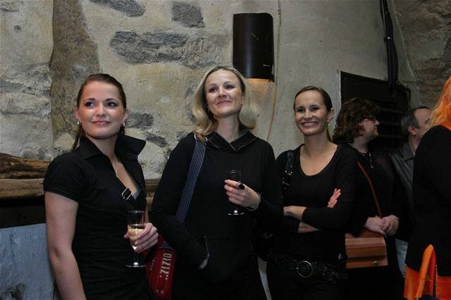 zleva: árka Vaková, Linda Finková a Monika Absolonová na akci Vn ve tm