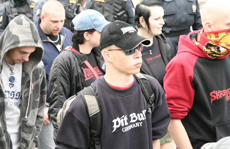 Dlostelec Martin Hrach (v brýlích) patí k vojákm, kteí se úastní neonacistických akcí a sleduje ho kvli tomu i policie. Na snímku z letoního roku je zachycen na tradiním neonacistickém pochodu v Most.