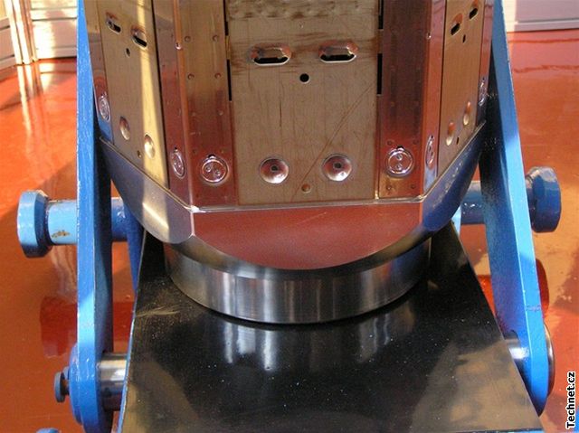 V Plzni se testuje maketa palivového souboru. Je to skutený palivový soubor se vím vudy s jedinou výjimkou. Palivové pruty neobsahují uran.