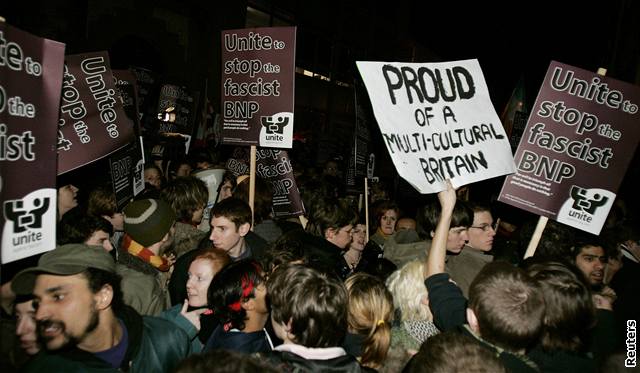 Ped univerzitou se na protest proti píjezdu ultrapraviák selo asi pt set demonstrant, peván student