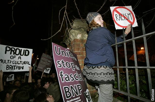 Ped univerzitou se na protest proti píjezdu ultrapraviák selo asi pt set demonstrant, peván student