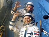 Kosmonauti Vladimr Remek (v poped) a Alexej Gubarev nastupuj do kosmick lodi.
