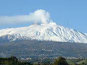 Sopka Etna nedaleko msteka Scalea