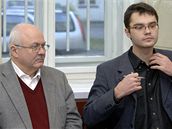 Právní zástupce spole�nosti Student Agency Stanislav Pol�ák (vpravo) a europoslanec Josef Zieleniec u soudu. (28. listopadu 2007)