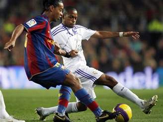 Barcelona - Real: Ronaldinho a Robinho