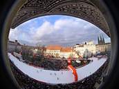 Lyaský závod Tour de Ski na Hradanském námstí v Praze