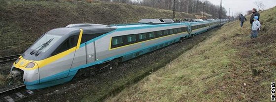 Soupravy Pendolino mly zaít jezdit z jihu ech do Prahy na pelomu let 2015 a 2016. Zastavení stavby koridoru termín odkládá. Ilustraní foto