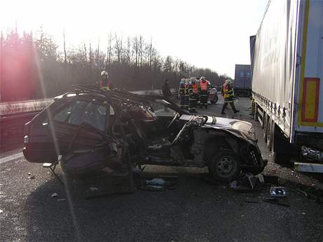 Nehoda dvou kamionů a auta na D5 u Mýta
