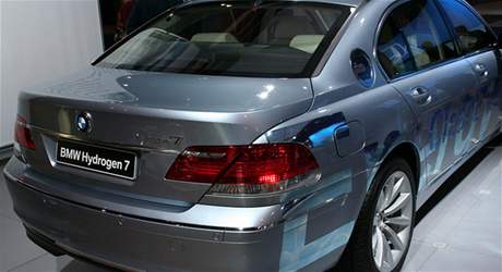Nejvtí BMW ady 7 umí jezdit na vodík, který je jedním z paliv buducnosti.