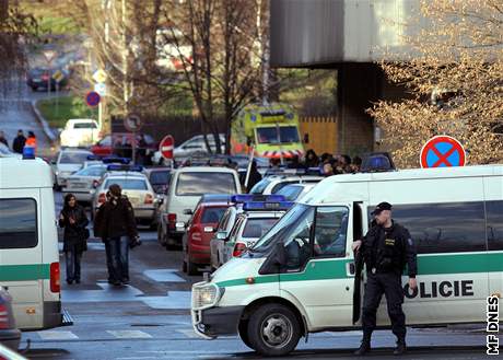 V úterý policie prohledala ubytovnu v Praze Hloubtín. Ten veer také zmizela pítelkyn Frantika Procházky Martina.