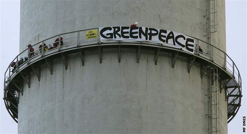 Greenpeace na komín v Prunéov