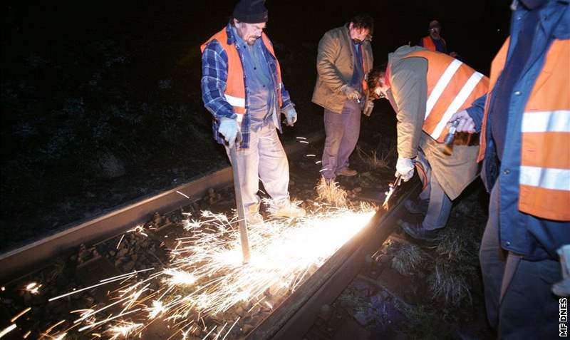 Musí se opravit kolejnice a vymnit velké mnoství prac.