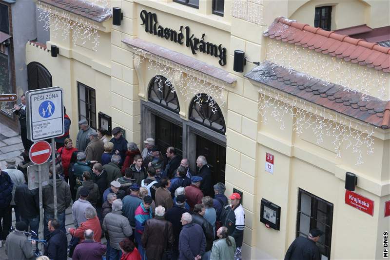 Otevení dveí známé pivnice provázel velký zájem lidí