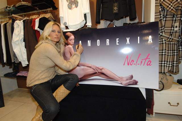 Simona Krainová podpisuje billboard s anorektikou Isabela Caro v obchodu Nolita v brnnské Vakovce