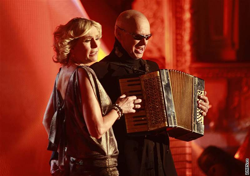 Helena Vondráková a Jií Korn  8. prosince spolen zazpívali bhem soute eský slavík. 