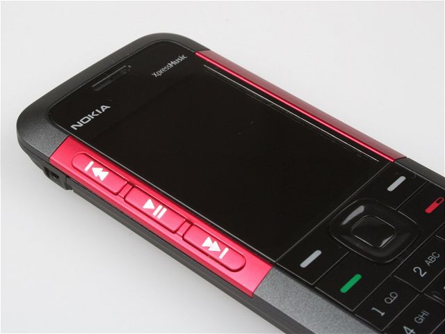 Trojice ovládacích tlačítek podél displeje výrazně usnadňuje práci s MP3 přehrávačem a FM rádiem