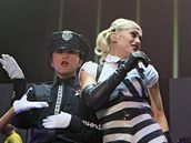 Zpvaka Gwen Stefani se na koncert v Malajsii zahalila o troku víc, ne je zvyklá