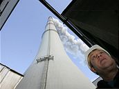 Nejvtí zneiovatel, pokud jde o skleníkové plyny, je elektrárna v Prunéov. Foto z prosince 2007, kdy na jejím komín protestovali aktivisté Greenpeace.
