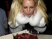 Britney Spearsová sfoukává svíky z dortu na jejích narozeninách ve Scandinavian Mansion of Style v Beverly Hills