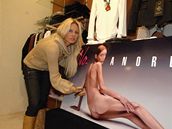 Simona Krainová podpisuje billboard s anorektikou Isabela Caro v brnnské Vakovce