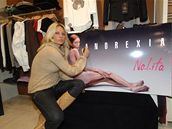Simona Krainová podpisuje billboard s anorektikou Isabela Caro v obchodu Nolita v brnnské Vakovce