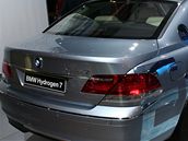 Nejvtí BMW ady 7 umí jezdit na vodík, který je jedním z paliv buducnosti.