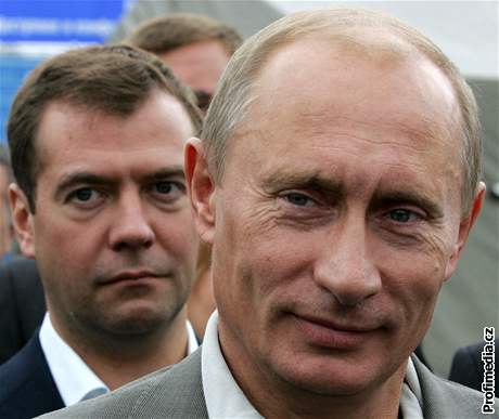 Dmitrij Medvedv za Vladmirem Putinem. V beznu uvidíme, zda fotografie vyjaduje i politické následnictví