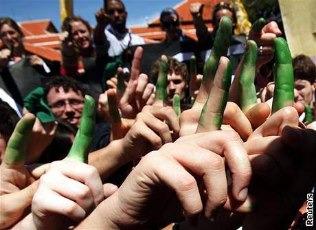 Stovky mladých lidí z celého svta si nabarvily prst na zeleno, aby tak na Bali podpoily konferenci OSN o klimatu.
