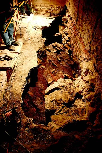 Unikátní objev opevnní u jiní brány archeologové zdokumentovali a kvli jeho uchování zasypali pískem.